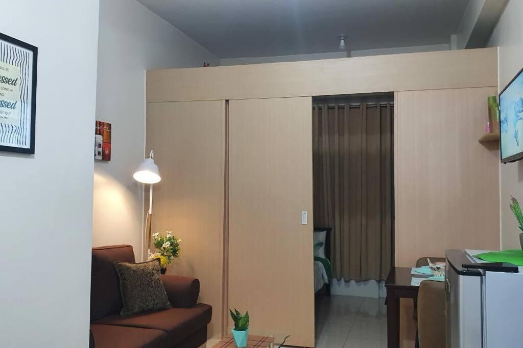Cherolds Place Lovely 1 Bedroom Condo With Balcony Manila Esterno foto