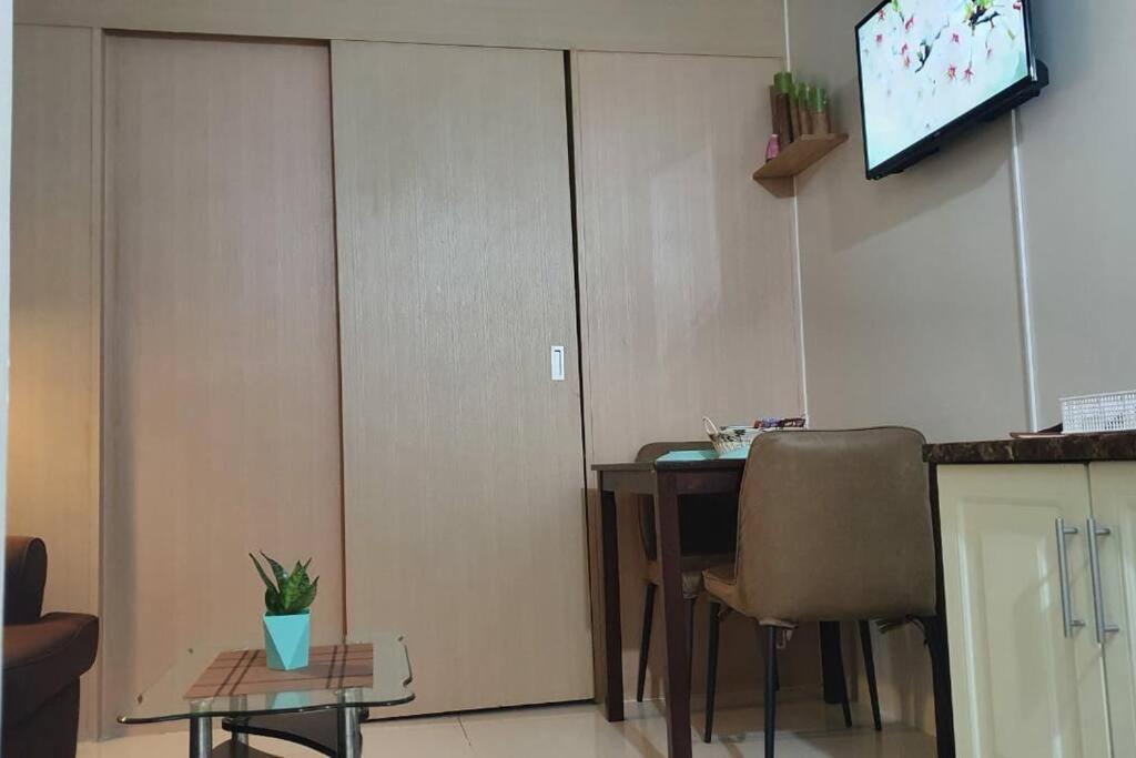 Cherolds Place Lovely 1 Bedroom Condo With Balcony Manila Esterno foto